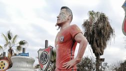 Sanchez pareggia il derby delle statue sfasciate con Ibra