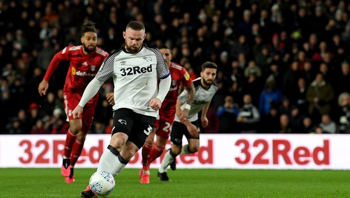 Il cucchiaio di Rooney che imita Totti e la volée di Mitrovic: che show l’amarcord di Derby County-Fulham!