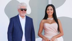 Georgina elegantissima al Festival del Cinema. Lady Ronaldo scherza: “Per un giorno la Signora…”