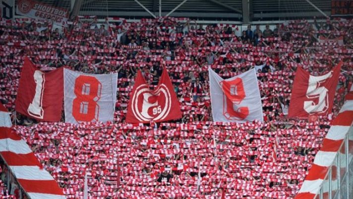 Dusseldorf, la Curva aiuta i senzatetto della città: acquistate 100 copie della rivista di strada Fiftyfifty