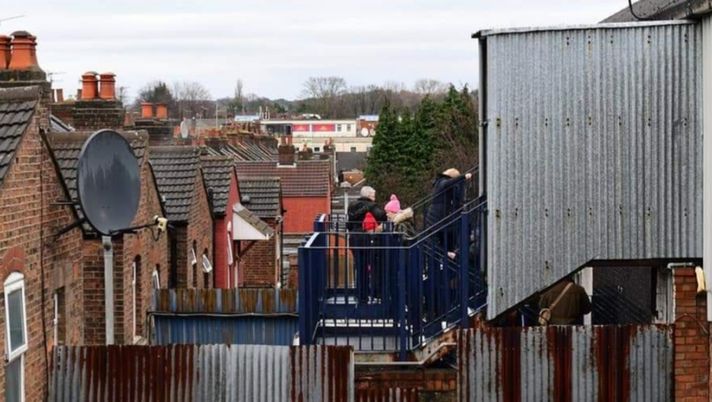 Luton, lo stadio della porta accanto: la squadra gioca mentre i vicini prendono il the…