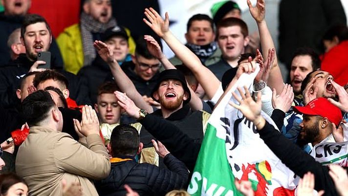 Il centravanti in curva: anche lui canta a favore dello Swansea e contro il Cardiff