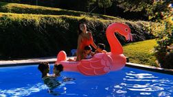 SOCIAL / Georgina Rodriguez in piscina con i figli: la dolce dedica a Cristiano Ronaldo