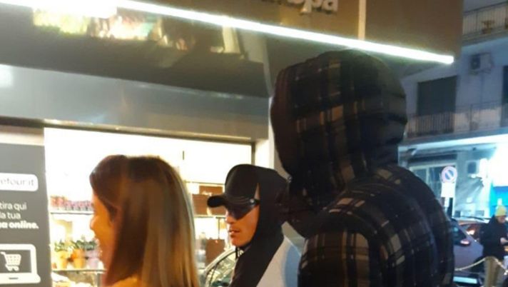Italia zona rossa: Llorente e Callejon di notte in fila davanti al supermercato di corso Europa, Napoli, Vomero…