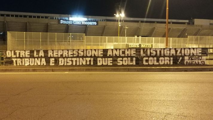 Tifosi Salernitana nei settori tribuna e distinti di Benevento: protesta da derby degli Ultras di casa
