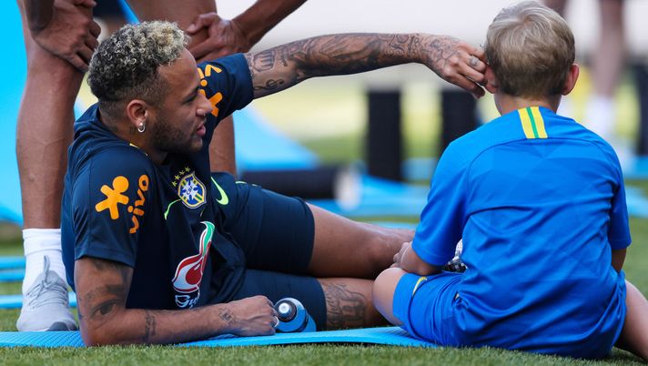 Il figlio di O’Ney all’allenamento Psg: Thiago Silva lo mette a terra, poi arriva papà…