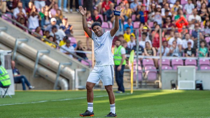 Ronaldinho e avversario in possesso di palla: finta da dietro e malcapitato a terra, senza nemmeno sfiorarlo!