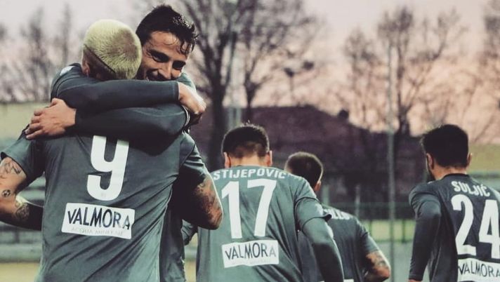 Rigore sbagliato e gol subito: la dura legge del derby a favore dei grigi e contro la Pro Vercelli