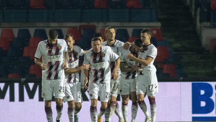 Tutino segna nel suo derby e porta la Salernitana in vetta ma il Cosenza presenta reclamo