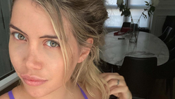 Costume viola e décolleté esplosivo: l’ultimo scatto di Wanda Nara è da impazzire