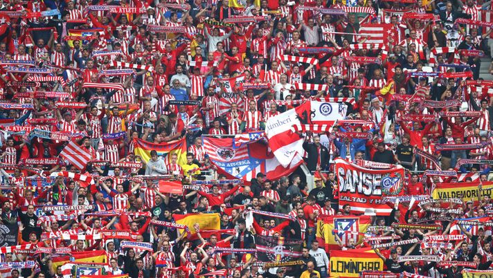 Atletico Madrid, i tifosi contro il Siviglia verso gli Ottavi di Europa League: sugli spalti la bandiera della Roma