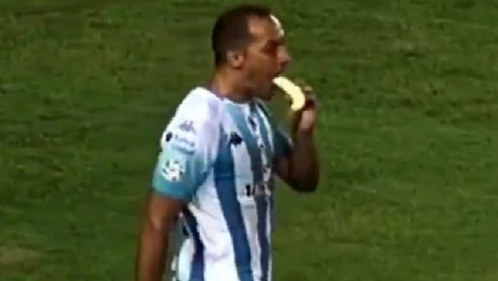Avellaneda, il derby dei gatti neri è diventato il derby della banana: la mangia Marcelo Diaz, in gol in 9 contro 11!