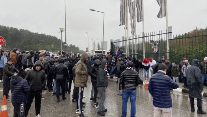 Non riunitevi per il pericolo Coronavirus! Ma per il derby i tifosi del Besiktas disobbediscono alla società…