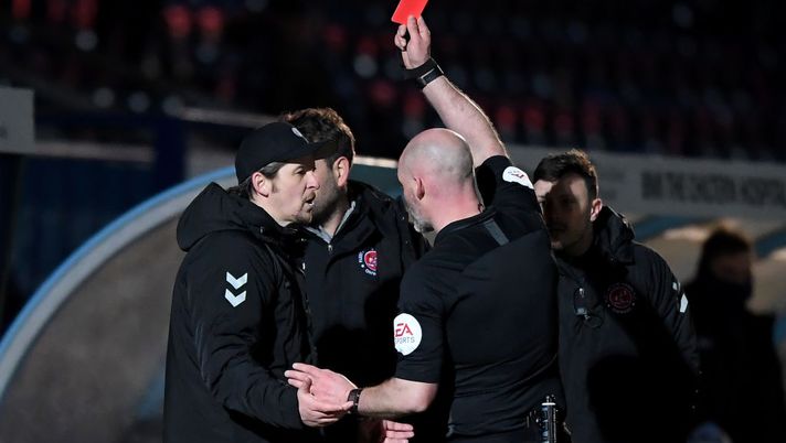 Il portiere colpito dalla testata dell’arbitro daspato: vie legali “Ho solo chiesto il motivo del rosso”