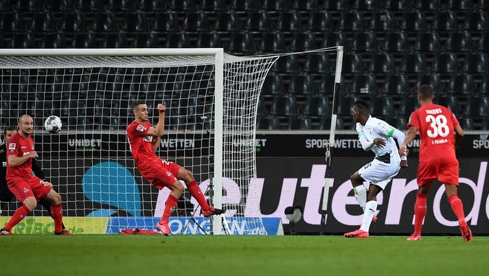 L’esordio “fantasma” del derby del Reno, lo vince col brivido il Borussia Mönchengladbach: ma che fatica col Colonia!