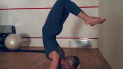 Ilary Blasi fa progressi, posizioni acrobatiche di yoga: Francesco Totti la sfotte così…