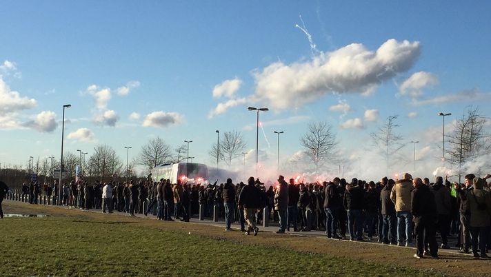 “Vogliamo vedere la squadra”, derby del Reno vinto: la voce dei tifosi del Gladbach, cori e canti anche a porte chiuse