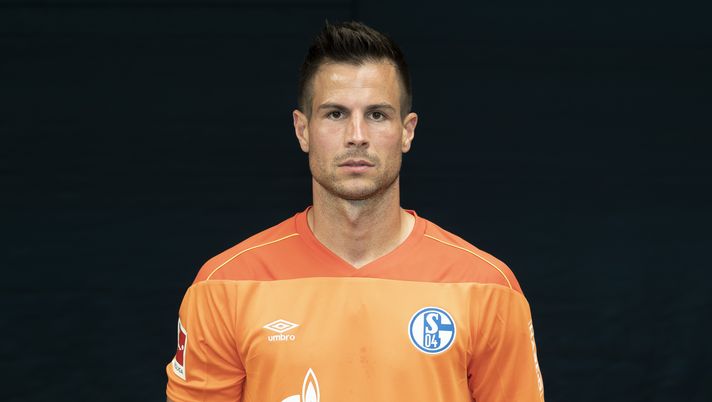Incredibile Schalke, il terzo portiere non giocava in Bundesliga da 13 anni: dopo 10 minuti subisce subito un’autogol!