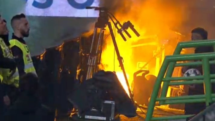 Prima fumogeni e torce in campo, derby in ritardo a Lisbona: poi la festa dei tifosi del Benfica
