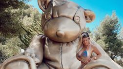 Wanda Nara, scatto in costume tra le braccia di un orsacchiotto: il decolleté fa impazzire il web
