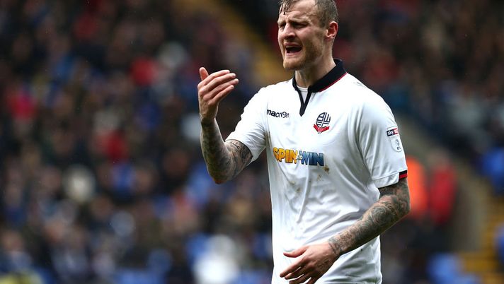 Oldham Athletic, che infortunio alla schiena! Difensore indisponibile per aver sollevato troppo…il suo cane!