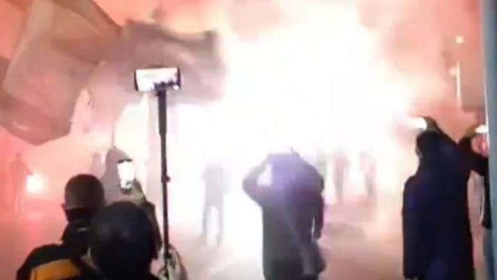 Palermo-Catania, derby a porte chiuse ma assembramenti come niente fosse: fumogeni in stile pre-Covid