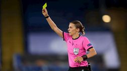 Stephanie Frappart è la prima donna ad arbitrare un match di CL: a lei Juve-Dinamo