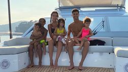 Cristiano Ronaldo e Georgina Rodriguez si godono l’estate e lo yacht: scatto di famiglia