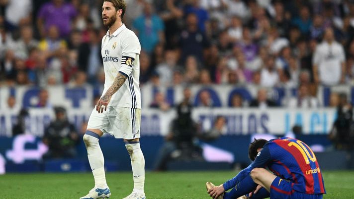 Real Madrid, il capitano deride il giornalista che sta al gioco: il Clasico diventa il derby social Sergio Ramos-Soria