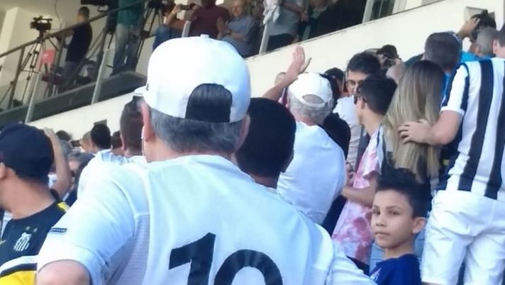 Bolsonaro è tifoso Palmeiras, ma va fra i tifosi del Santos e a Vila Belmiro lo acclamano lo stesso