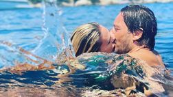 Bacio appassionato in mare per Ilary Blasi e Francesco Totti