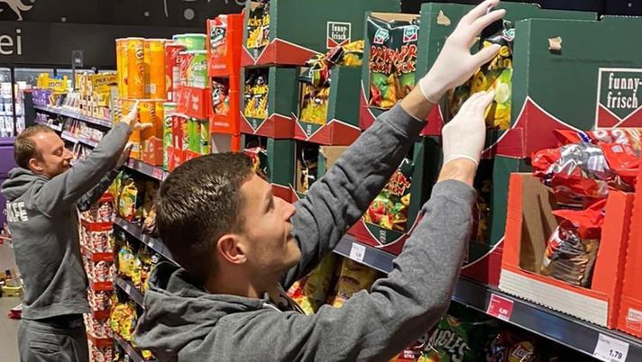Wolfsburg, i supermercati hanno bisogno di aiuto: i calciatori si trasformano in commessi tuttofare