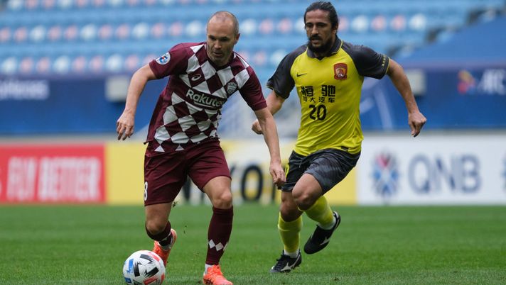 Champions asiatica, i cinesi battono i giapponesi ma Iniesta non batte ciglio: regala la sua maglia a Xin Xi