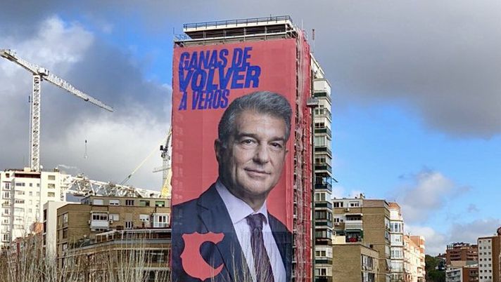 Il derby del manifesto, foto gigante del barcelonista Laporta di fianco al…Bernabeu di Madrid: “Zidane? Meglio Guardiola!”