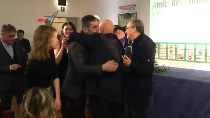 Galliani abbraccia Boban e poi Zvone dal palco del premio Amici dei Bambini: “Domenica Ibra ci sarà”