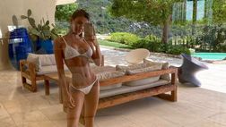 Michelle Sander infiamma Porto Cervo: lo scatto allo specchio in bikini è mozzafiato
