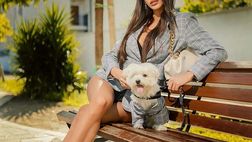 Antonella Fiordelisi posa con un partner speciale: “Il mio cane è più elegante di te!”