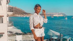 Agustina Gandolfo si gode il mare della Sardegna: Lady Lautaro posa in costume, fan in tilt