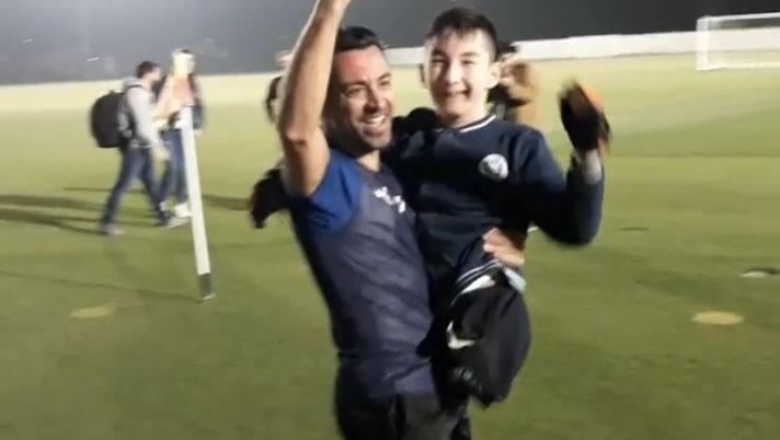 Ali è un bimbo che ama il calcio ma non ha le gambe: ci pensa Xavi, ecco l’assist giusto in Qatar…