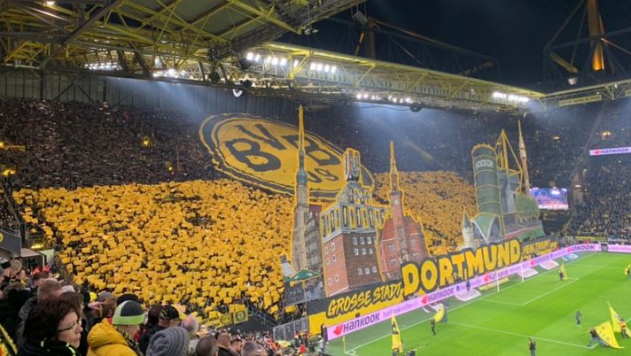 La coreografia diventa la skyline di Dortmund: il video della curva del Borussia fa il giro del mondo