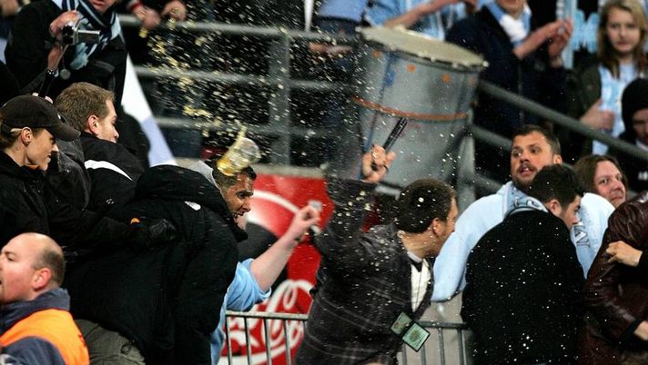 La marcia dei tifosi del Malmoe per le vie di Copenaghen: è il tradizionale calcio d’inizio del derby della birra