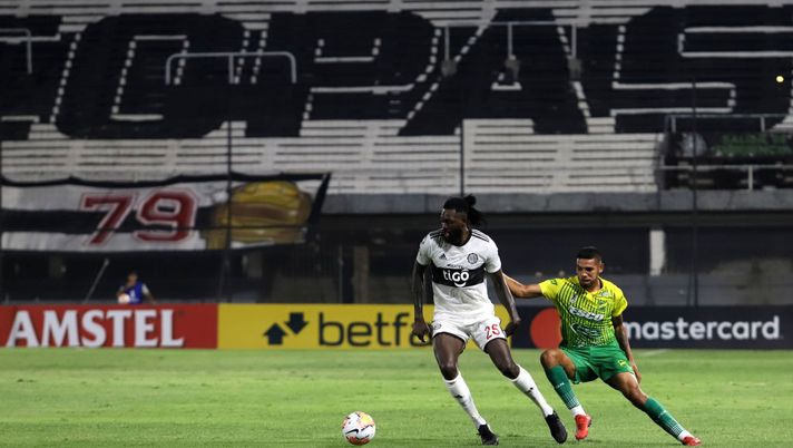 Emmanuele Adebayor karateka! Fa un fallo incredibile e viene espulso in copa Libertadores