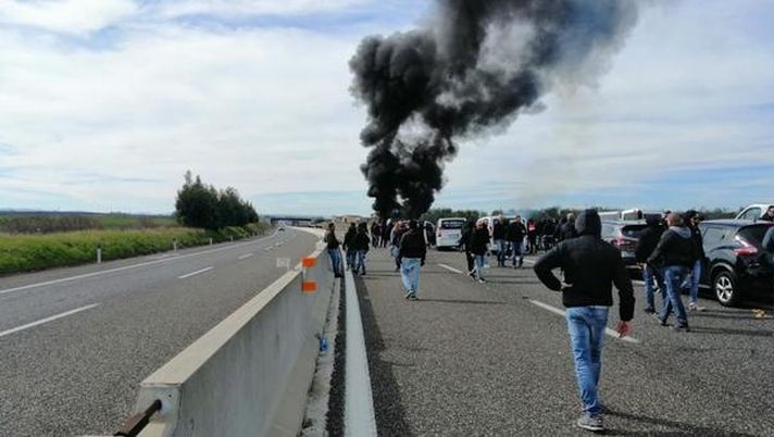 Agguato dei tifosi del Bari sull’A16: leccesi feriti e pulmini in fiamme