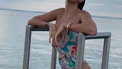 VIDEO / Lady Djordjevic sirena per un giorno. Jovana super sensuale in costume