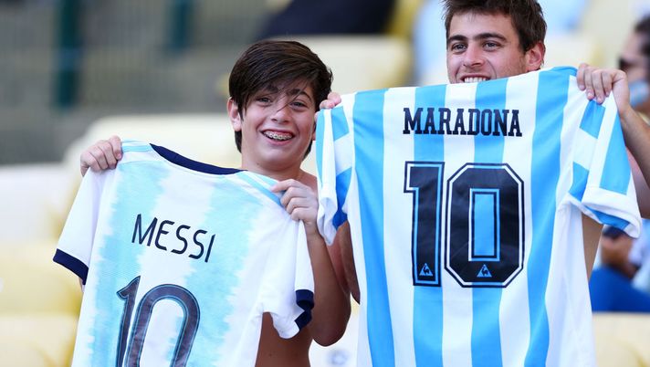Quartieri Spagnoli: Ci sono anch’io, Marca disegna Messi sugli stessi muri di Diego Armando Maradona