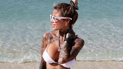 Il saluto da Dubai è bollente: Zoe Cristofoli incanta i suoi fan con un bikini da urlo