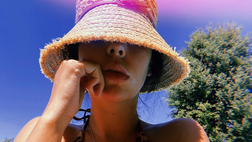 Georgina, il buongiorno si vede dal mattino. Relax in piscina e décolleté da paura per lady Ronaldo