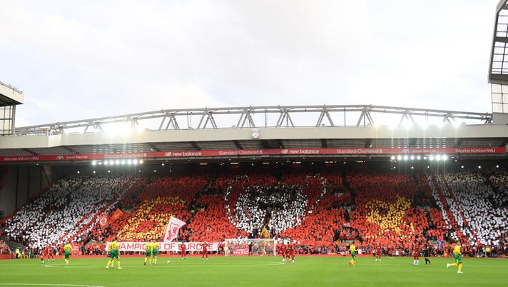 Il Liverpool non lascia camminare da soli i propri tifosi e invia i suoi steward in aiuto ai supermercati