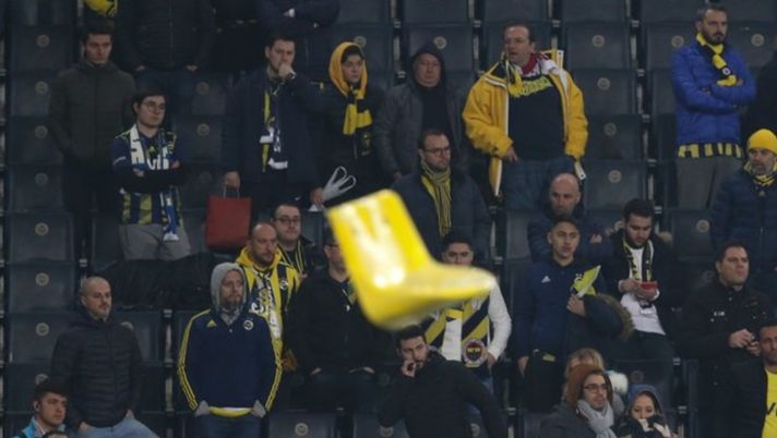 Il dopo derby di Istanbul: rissa in piazza con lanci di pietre – I tifosi Fenerbahce lanciano in campo i seggiolini delle tribune
