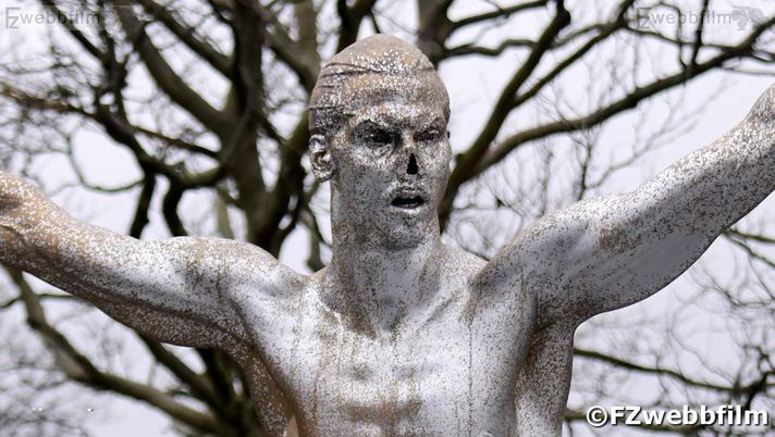 Natale senza pace per Ibra a Malmoe: ancora danneggiata la sua statua
